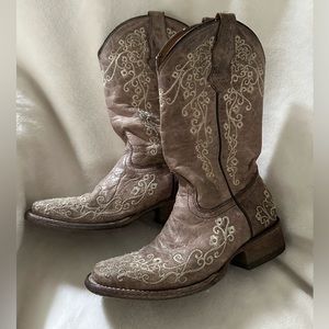 EUC Corral Bone Embroidery Leather Square Toe Pull On Western Boots size 2